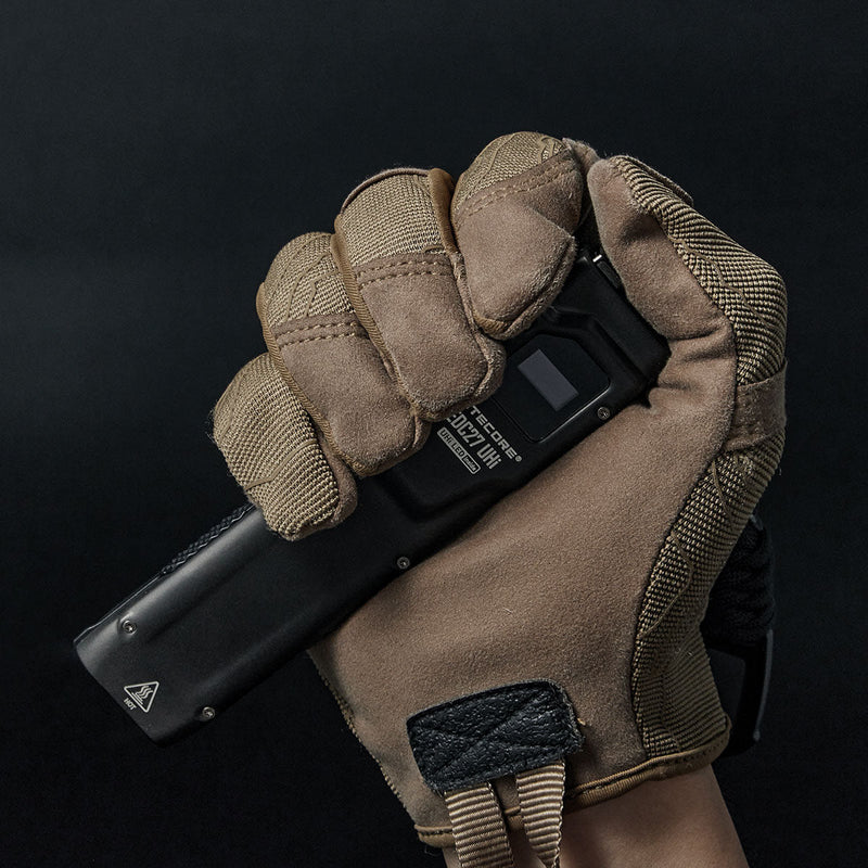 פנס Nitecore EDC ביד עם כפפה טקטית – השוואת פנסי Nitecore EDC | timetoedc.com