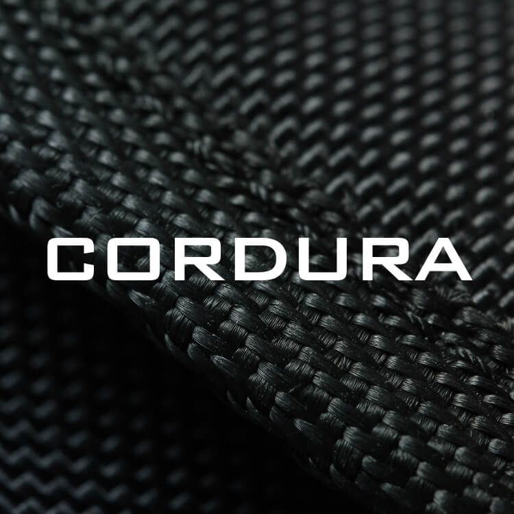 קלוז-אפ של בד טקטי שחור מסוג קורדורה (Cordura) עם מרקם ארוג מחוזק, הממחיש את עמידותו וקשיחותו של חומר הנפוץ בנרתיקים טקטיים לאקדח | timetoedc.com