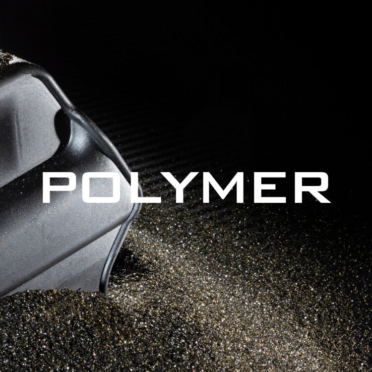 קלוז-אפ של נרתיק אקדח עשוי פולימר שחור, מוצג על מצע גרגירי מנצנץ עם הכיתוב POLYMER – מייצג את עמידות החומר ואת איכות הנרתיקים הטקטיים מבוססי פולימר | timetoedc.com
