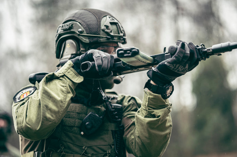 ציוד טקטי מקצועי, לוחם לובש קסדה טקטית ווסט מגן עם כפפות בידים | timetoedc.com