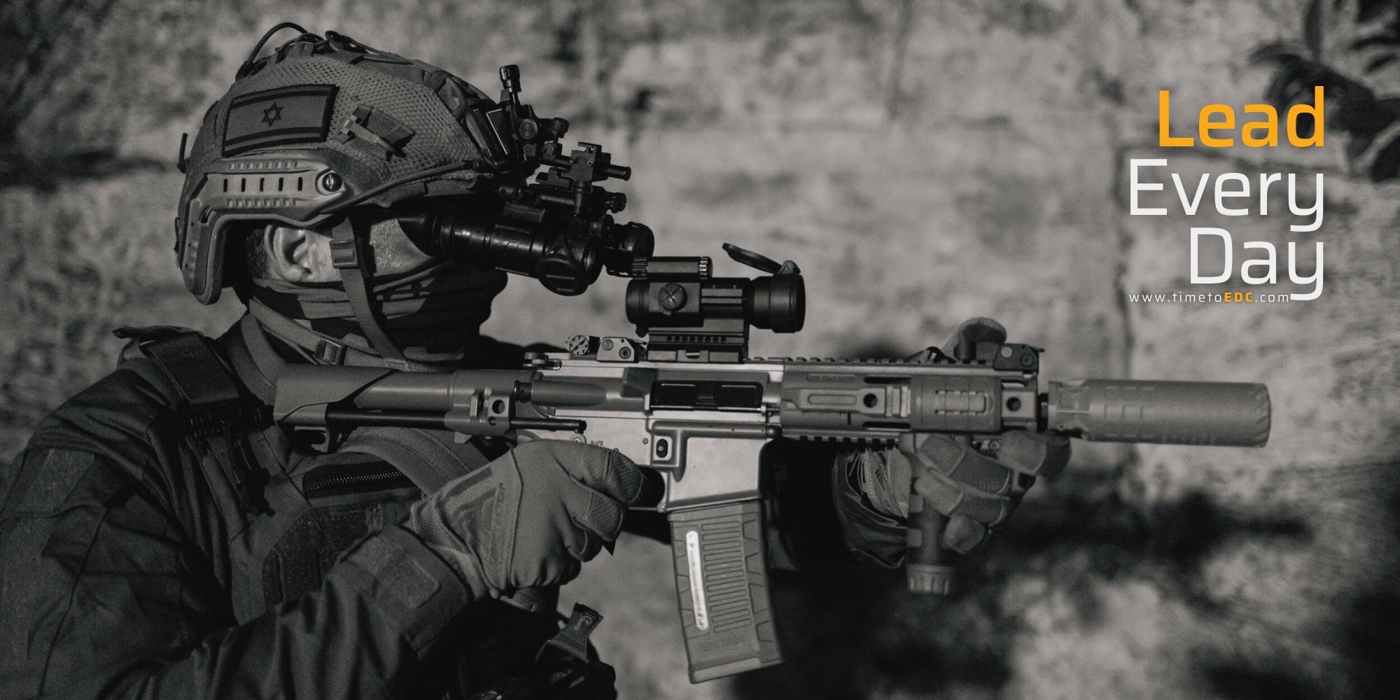 לוחם קומנדו עם קסדה טקטית ורובה אמתן מחזיק אותו | timetoedc.com