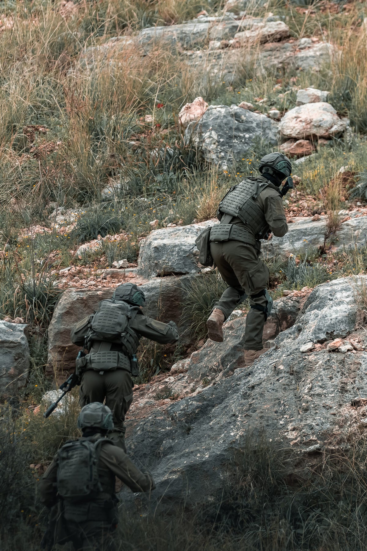 לוחם בשטח עם חגורת אגן ומערכת ORYX של חגור